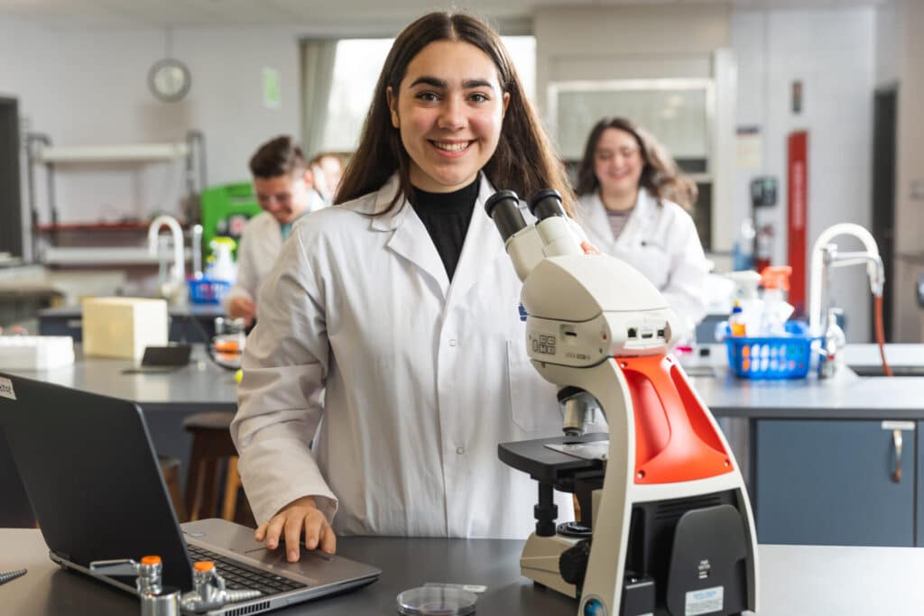 Étudiants en laboratoire.