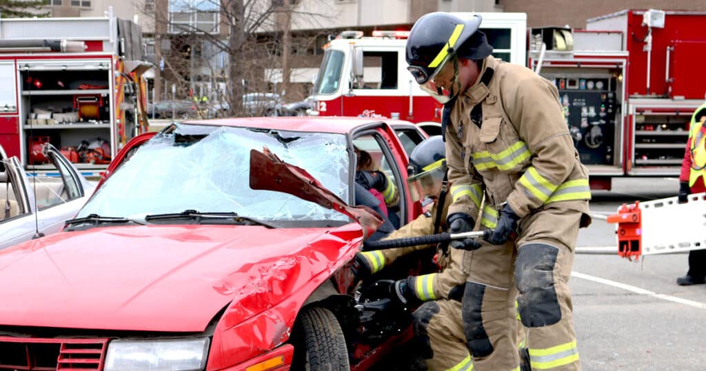 Les pompiers ont utilisé les pinces de désincarcération pour libérer les passagers des voitures accidentées.