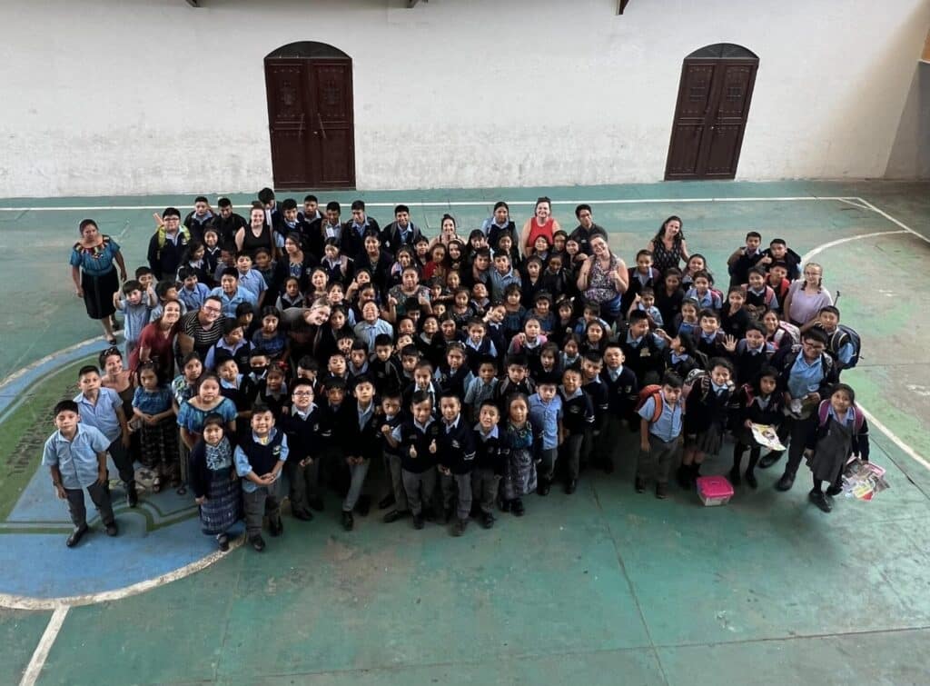 Les étudiantes et les enseignantes de TÉE en compagnie d’enfants guatémaltèques qu’elles ont côtoyés au cours de leur séjour.