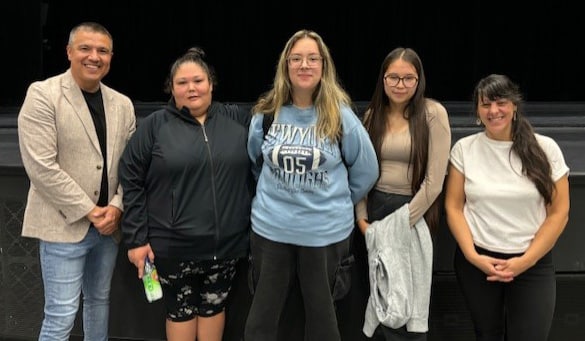 M. Constant Awashish, Grand Chef du Conseil de la Nation Atikamekw; Mme Emma Echaquan, agente de liaison atikamekw; Florée-Ann Gravel et Beverly Coocoo, étudiantes au Cégep de Shawinigan; Mme Karine Savard, conseillère à la vie étudiante, sécurisation culturelle au Cégep.